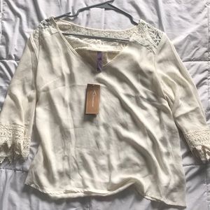 🥂 NWT SILKY CREAM LACE DETAILED BLOUSE! 🥂